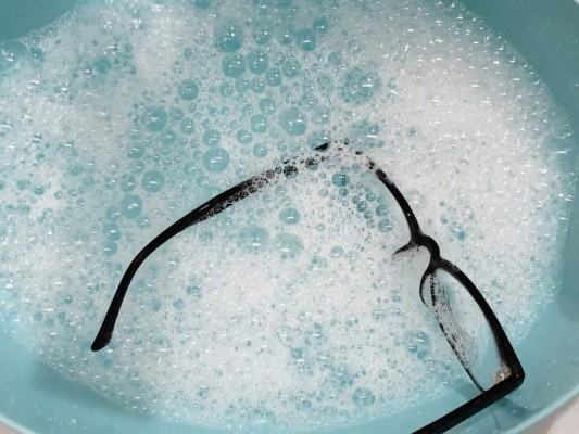 2. Aplica jabón neutro en tus lentes <br/>Si, puede que suene descabellado, pero hace algunos días un médico compartió a través de sus redes sociales un video donde pasaba una barra de jabón sobre sus lentes para evitar que estos se empañen. Según especialistas este truco funciona de forma efectiva, pero es indispensable utilizar un jabón neutro o sin partículas, para evitar que tus lentes se dañen.
