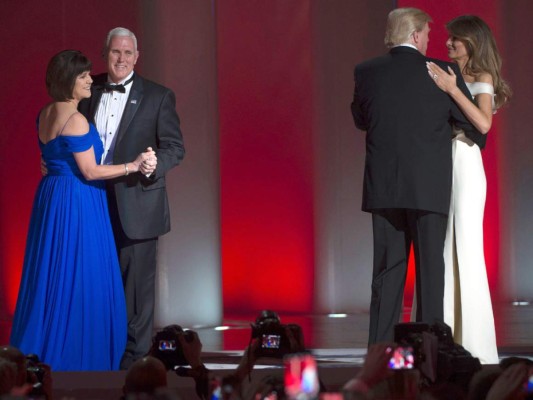 El presidente Donald Trump y la primera dama Melania Trump; el vicepresidente Mike Pence y su esposa Karen