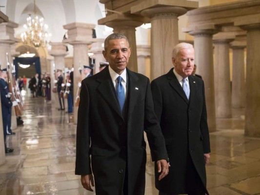 El hasta hoy presidente Barack Obama y el vice presidente Joe Biden caminan rumbo al Capitolio para la juramentación de Donald Trump