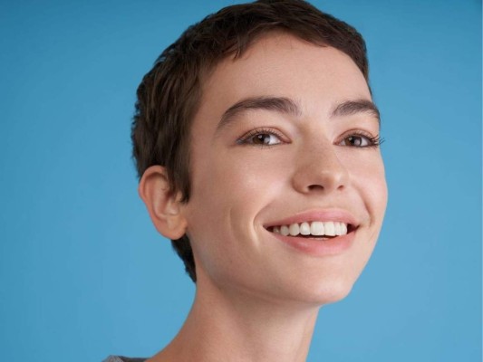 Brigette Lundy-Paine, quién interpretó a Casey en la serie de Netflix Atypical, escribió en un post de redes sociales que su identidad coincide con el término no binario e incitó a sus seguidores que si ellos también lo eran sintieran orgullo.