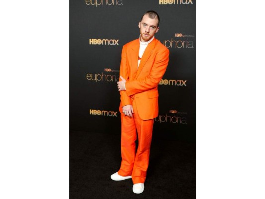 Angus Cloud<br/>Parece ser que a Angus Cloud le gusta marcar territorio por donde quiera que vaya. Es el outfit más atrevido y colorido que verán en la lista. Utilizó un conjunto color naranja neón de Versace. Jugó con una turtleneck blanca y unas botas blancas. (Trend alert).<br/>