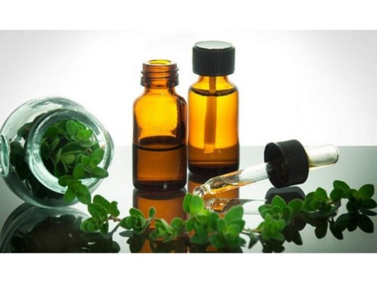 6. Aceite de orégano <br/>Tiene propiedades anti fúngicas. Para tratar el hongo en las uñas de los pies, aplica el aceite de orégano directamente en la zona afectada dos veces al día con un hisopo de algodón.<br/>