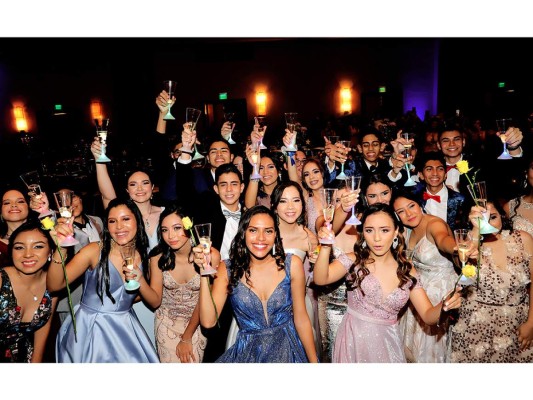 Los Seniors de la Liberty School disfrutaron una noche inolvidable, llena de alegría y emoción por terminar de manera exitosa su High School.