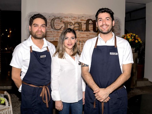 Mauro Robles, Geraldina Interiano e Isaac Calistri, fundadores de Craft Pub Deli & Bistro. Foto:Daniel Madrid