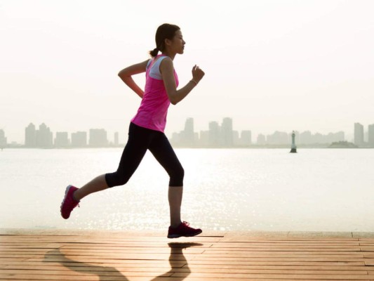 Ya estamos a mitad de año y aunque te propusiste hacer ejercicio desde enero no has iniciado. ¡No te preocupes! Nunca es tarde para empezar y apartar un tiempo para correr, ¿no sabes por dónde empezar? Te dejamos estos consejos.