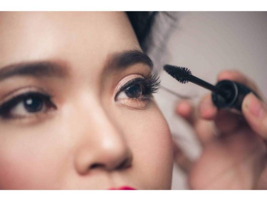 Utiliza productos de origen 100% natural: Asegúrate de elegir máscaras o desmaquillantes que no contengan químicos que puedan perjudicarte, recuerda que en la actualidad existen muchas marcas que se inclinan por la elaboración de productos completamente naturales.