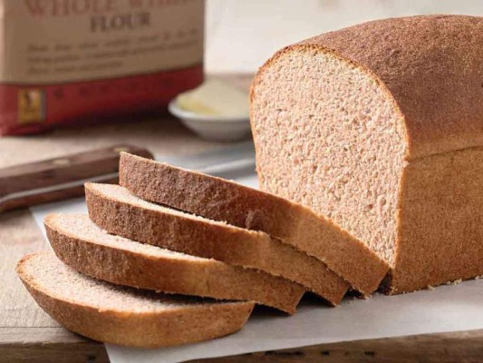 1 rodaja de pan de grano entero (65 Calorías)
