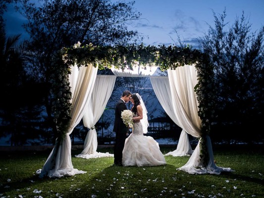 Los recién casados Jean Paul Higuero y Cesia Gallegos Kattán, luego de la ceremonia en la playa Los Pinos, en La Ensenada, Tela.