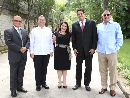 Fiesta de independencia en la Embajada Americana