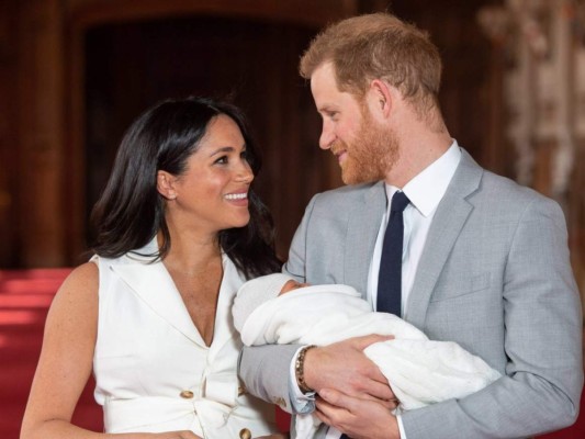 Los duques de Sussex están a la búsqueda de una niñera o niñero fuera del protocolo real, para ayudar con la crianza del pequeño Archie, los requisitos requeridos por los padres son diferentes a los que normalmente se han acostumbrado en la familia real, saltan doce nuevamente el protocolo, motivo por el cual la reina Isabel no parece nada contenta.
