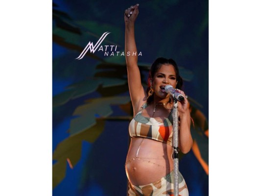 La cantante dominicana Natti Natasha expresó estar embarazada de su primer hija junto a su mánager, Raphy Pina.