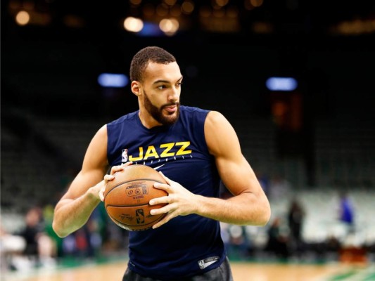 <br/>Rudy Gobert<br/><br/>El famoso jugador de la NBA, anunció que se contagió de la enfermedad y al mismo tiempo se disculpó por haber tocado todos los micrófonos de una conferencia de prensa, a manera de burla por la situación. Además se conoce que su compañero Donovan Mitchell y un chico que le había pedido un autógrafo también tienen el virus.<br/>