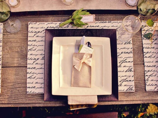 Acentos Personalizados<br/>Ecléctico. Tarjetas con los nombres de tus invitados, place mats de estilos modernos, tejidos naturales, vajillas de líneas vanguardistas, todo se fusiona para conseguir un efecto ecléctico y personalizado.