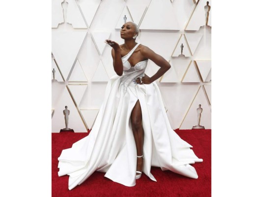 Cynthia Erivo sorprendió con un total white look