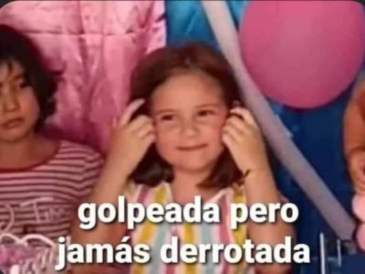 Mejores memes de las dos niñas peleando por soplar la velita