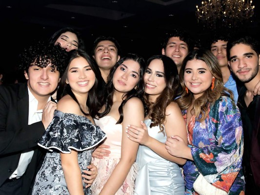 Michael Orellana, Julie Castro, Montserrat Tabora, Cristianna Marinakys, Amílcar Camacho, Gina Orellana, David Ramos y Jesús Cervantes.