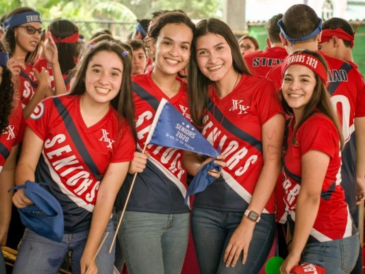 Los Seniors de Dowal School hacen su increible entrada