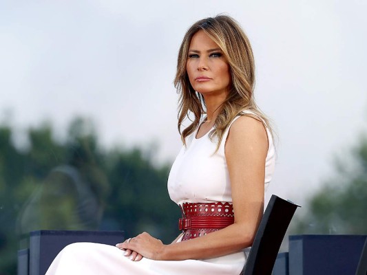 El 4 de julio de 2020 Melania Trump participa en 'Salute to America' una celebración presidida por su esposo Donald Trump. La seriedad en su rostro rara veces fue sustituida por sonrisas genuinas (Photo by Tasos Katopodis/Getty Images)