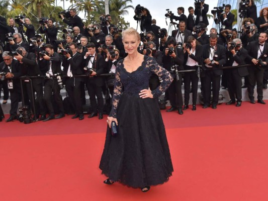 Helen Mirren en un vestido de encaje negro.