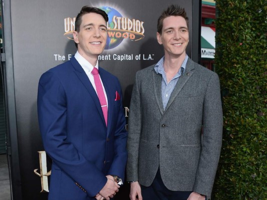 James y Oliver Phelps. Tienen 30 años y hace pocos días en la inauguración de ‘The Wizard World Of Harry Potter’, espacio que revive lo mejor de la película en Universal Hollywood, California, se dejaron ver por los paparazzi
