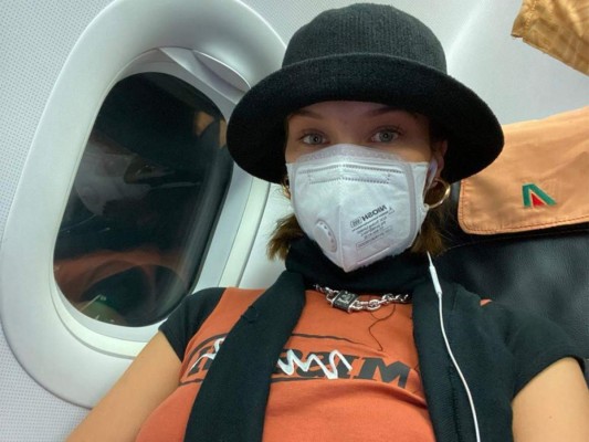 La modelo, Bella Hadid, Subió una foto a su Instagram en la que se le puede observar en un asiento de avión y con una mascarilla. Al parecer este se ha vuelto un accesorio indispensable en los outfits para volar.