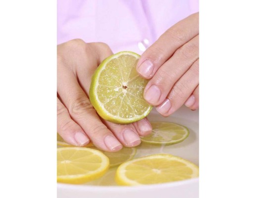 Eliminar aroma de comida en tus manos. Para librar tus manos del olor excesivo de cebolla o ajo, utiliza limón y bicarbonato de sodio. Simplemente frótalo en tus manos y luego lávatelas con agua abundante.