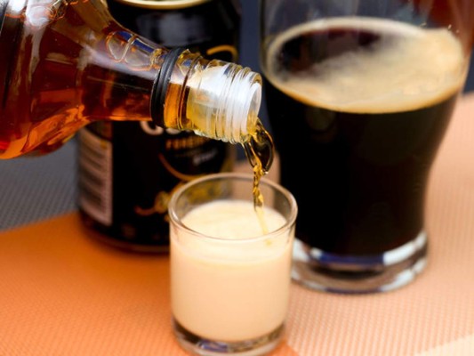El coche bomba irlandés, es probablemente uno de los más originales, en un vaso de cerveza negra añade 1/ 2 shot de whisky irlandés y otro de Baileys Irish cream.