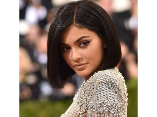 Kylie Jenner. Para su primera alfombra roja en una gala del MET, la estrella de 18 años eligió llevar un bob negro ultra liso, y como todos saben que ama usar pelucas, aún no se define si es real o falso. Cejas bold, también en negro, ojos smoky con un tono más claro de lo que suele usar y labios neutrales fueron su acertada apuesta.
