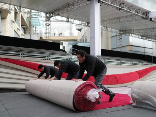 Despliegue la alfombra roja del Oscars donde posarán las estrellas nominadas y demás invitados que mide aproximadamente 275 metros de largo.