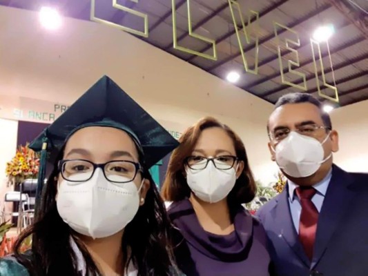 Alejandra Estrada junto a sus padres