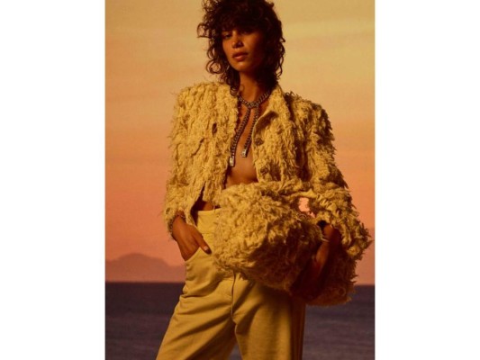 4. Entre los looks, se destaca una inimaginable combinación de un estilo clásico y moderno, con un toque dúo cromático, perfecto para la temporada.