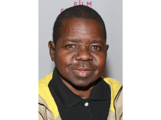 Gary Coleman. Nació con una enfermedad congénita del riñón causándole nefritis (una destrucción autoinmune del riñón), que detuvo su crecimiento a una edad temprana, llevándolo a desarrollar una estatura pequeña: 1,42 m (4 ft 8 in)3​ lo que se convirtió en su característica más distintiva. Coleman tuvo dos trasplantes de riñón, uno en 1973 y otro en 1984, y además requirió diálisis. Falleció en el 2010