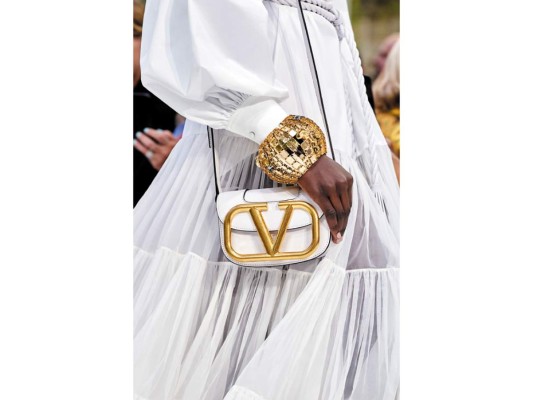 La logomanía cobra fuerzay Valentino sabe como reinterpretarla en bolsos que son objeto de deseo