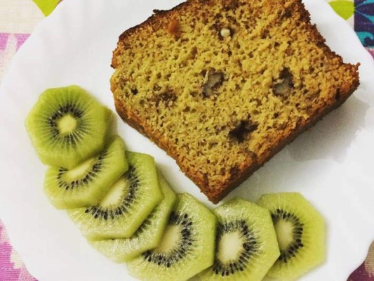 Bizcocho de aguacate con nueces: <br/><br/>Juntamos 2 aguacates maduros <br/>220 gr harina de espelta, un sobre de levadura, <br/>1 cda de bicarbonato, <br/>4 huevos, zumo de limón y 180 gr de miel<br/><br/> Después precalentamos el horno a 180 grados, añadimos las nueces y horneamos 40 min a 180 grados