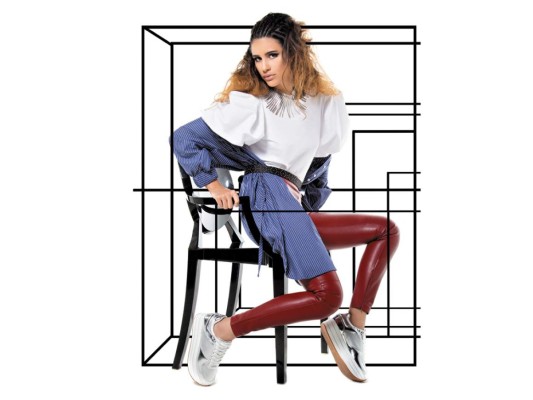 Sporty chic<br/>El layering y la combinación de texturas son la consigna de este look casual. Choker by Sofia Sofia Jewelry; blusa, pantalones de cuero, camisa larga y chunkie sneakers by ZARA.<br/>