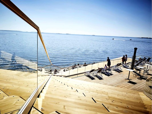 Löyly, Finlandia<br/>Ademas de poder viajar concientete y disfruta al maximo del monumento al desarrollo moderno, la famosa sauna de Helsinski que se encuentra en las orillas del mar.