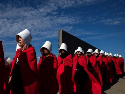 Mujeres en Buenos Aires, Argentina se visten como las sirvientas del futuro distópico de la obra The Handmaid's Tale de Margaret Atwood