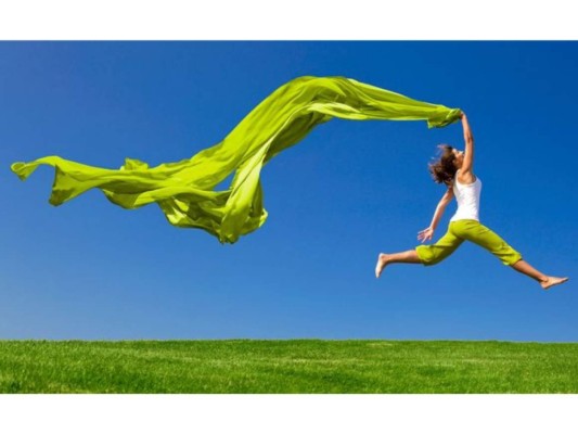 Mueve tu cuerpo: La mejor forma para activar nuestro cuerpo, es ponerlo en movimiento. Es realmente importante levantarse y moverse y obtener ese oxígeno en nosotros mismos. El ejercicio ayudará a crear más mitocondrias, que son pequeñas fábricas de energía en cada uno de nosotros, y también ayuda a estimular nuestro sistema inmunológico.
