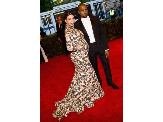 Kim Kardashian en la gala de 2013 con un vestido de maternidad by Givenchy