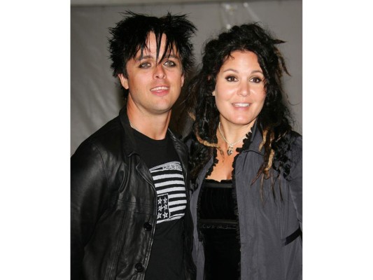 El cantante de la banda Green Day, Billy Joel Armstrong, conoció a su esposa Adrienne Nesser en un concierto de su primer tour por Estados Unidos. Adrienne se encontraba en la primera fila y Armstrong la vio desde el escenario. Una vez que terminó el show le pidió su número de teléfono y años después se casaron..