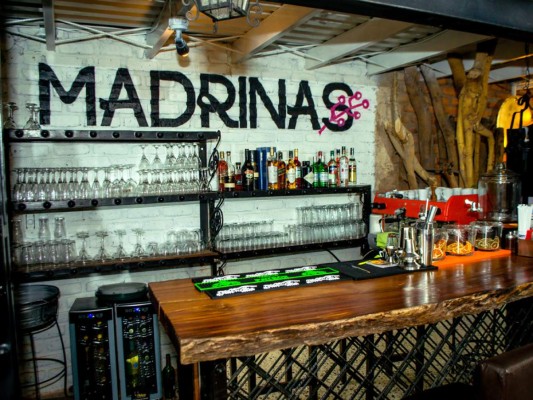 Ubicado en la colonia Castaño Sur en Tegucigalpa, Madrinas GastroBar es un espacio donde converge la buena comida, el arte, familia y amigos. Su carta de coctelería es original y refrescante. Además, los domingos puedes disfrutar de un delicioso brunch. Foto Tete Alemán