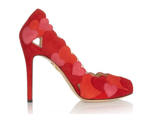 Pumps con aplicaciones de corazones de suede by Charlotte Olympia