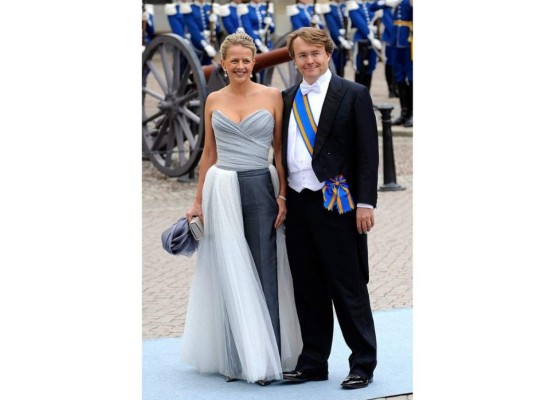 Friso de Holanda<br/><br/>Friso renunció a su puesto en la línea sucesoria para casarse con Mabel Wisse, una polémica mujer que segun su madre, la entonces reina Beatriz, podría haber ejercido de espía para los servicios secretos holandeses en los años noventa y quien tenía relacion cercana con el narcotraficante Klaas Bruinsma. Friso falleció en 2013 a causa de las lesiones que le provocó un accidente de esquí. <br/>
