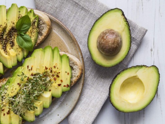 El aguacate posee Magnesio y Potasio, elementos que son importantes para el sistema inmune. Además contiene vitaminas A, C, D y B.