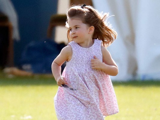 Mientras el príncipe William participaba en un partido de polo, la duquesa de Cambridge Kate Middleton, llevó a sus hijos a jugar en un pequeño parque del recinto. Su hija la princesa Charlotte no paró de disfrutar el momento y fue captada saltando, corriendo y haciendo piruetas sobre el césped de manera divertida junto a su hermano el príncipe George. Mira todas las imágenes a continuación: