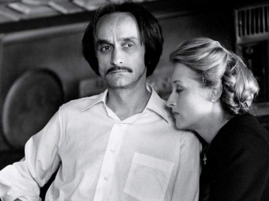 En ese tiempo, Streep tuvo una relación con Cazale hasta la muerte de este. Tres años después protagonizó la obra de Broadway 'Happy End', además ganó un premio Obie por su partición en Alice at the Palace.