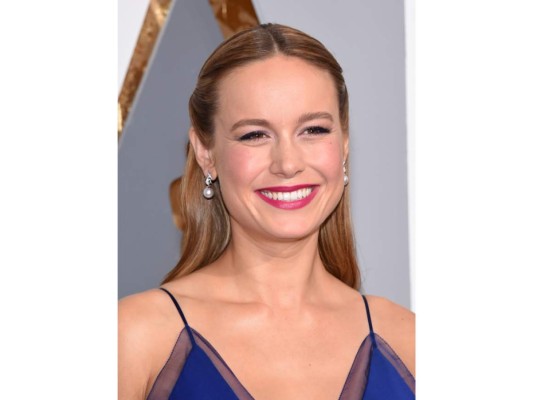 La ganadora del Oscar 2016 a la Mejor Actriz Principal optó por rescatar el accesorio de cabello como joya para la alfombra roja.