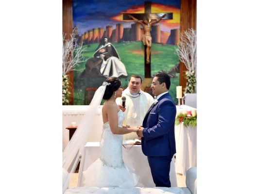 Los novios formulan sus votos frente al altar del templo acentuado con detalles florales y ramas que evocaban árboles invernales, decoración a cargo de Alejandro Pineda