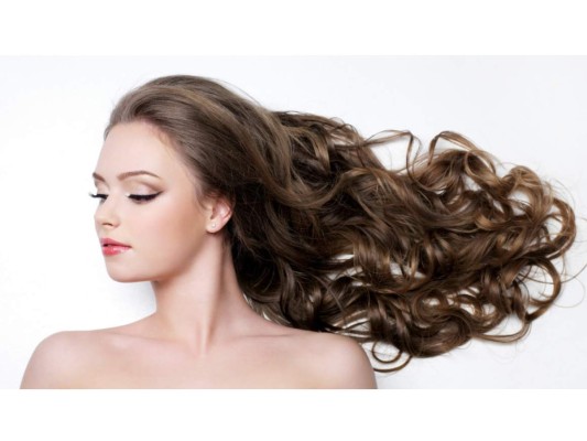 Vitamina B7: Esta vitamina ayuda a que se produzcan ácidos grasos que alimentan los folículos pilosos (parte de la piel que da crecimiento al cabello). De esta forma, se consigue que crezca más rápido y le proporciona fortaleza.