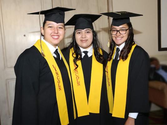 Firma de acta de Lincoln School generación 2017